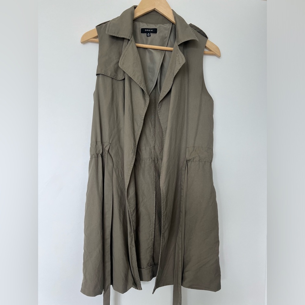 Sleeveless jacket with belt by DREW